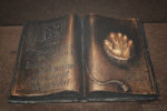 Ałmaty: Księga pod pomnikiem niepodległości z odciskiem dłoni prezydenta Nazarbajewa