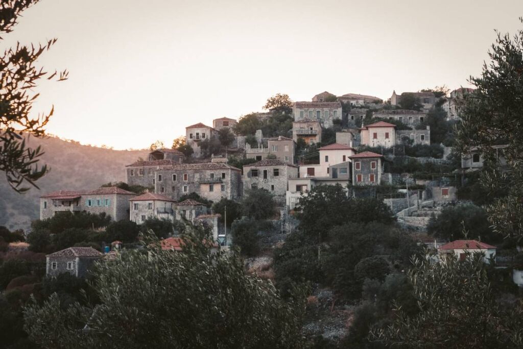 Częściowo opuszczone miasto w Albanii